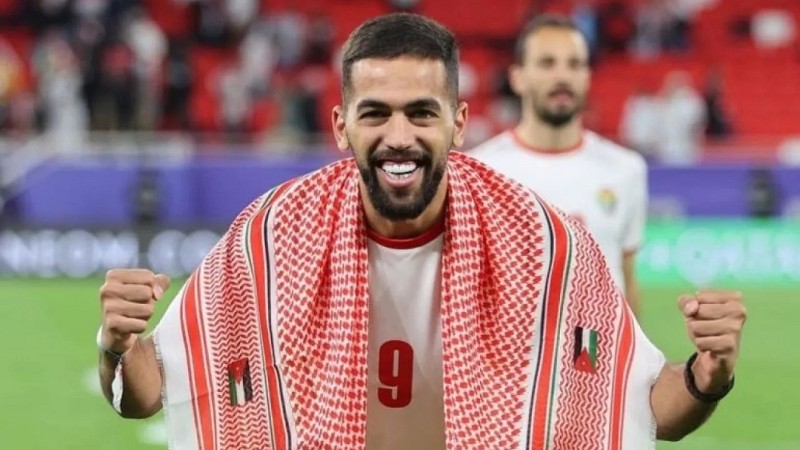 إصابة قوية لعلي علوان بعد تدخل عنيف تُنذر قلقاً في صفوف النشامى