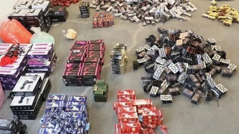 الجمارك تضبط كميات كبيرة من المواد المهربة والمنتهية الصلاحية