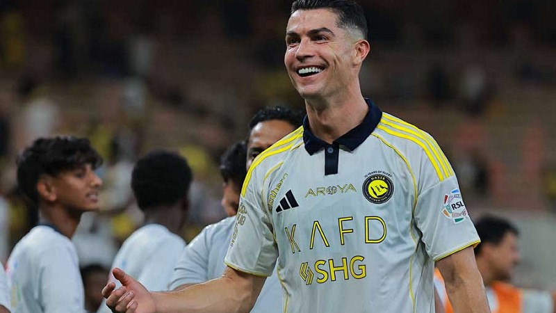 رونالدو يصبح أول لاعب كرة قدم ينال لقب ملياردير